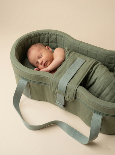 Baby im PEANUT Baby Nest von oben